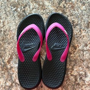 Rubber Nike flip-flops like new